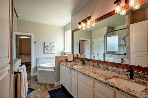 2019 Grn Wing, Granbury TX 76049-5560 exterior