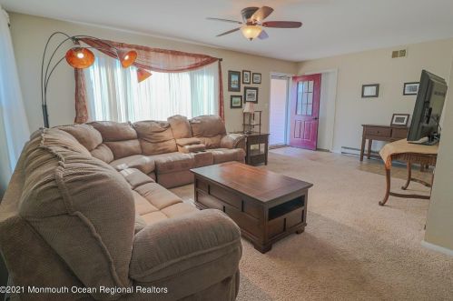 12 Dorset Rd, Lakehurst, NJ 08759-6806