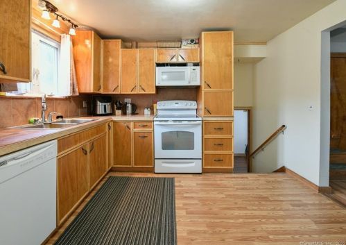 122 Townsend Ave, Waterbury, CT 06705-3039