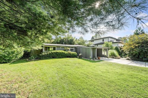 7902 Sycamore Dr, Falls Church, VA 22042-3330