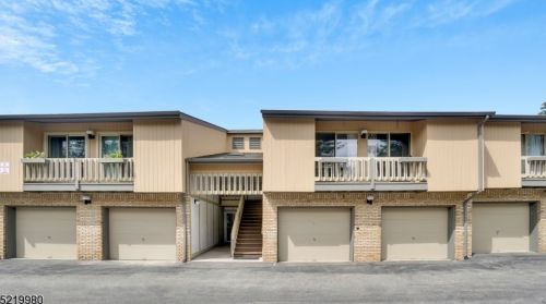 28 Kayser Ln, Town Center, NJ 07052-1151
