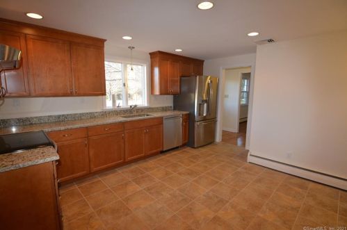 37 Carol Dr, Cheshire CT  06410-2901 exterior