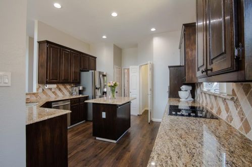 210 Wellington Rd, Irving TX 75063-7201 exterior