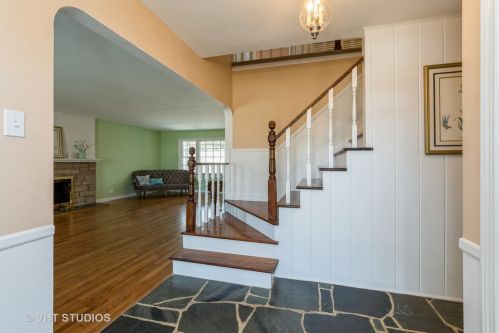 637 Park Dr, Homewood, IL 60422-1116