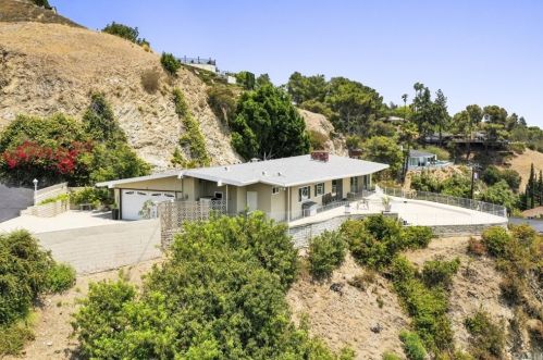1660 Cielito Dr, Glendale CA  91207-1022 exterior