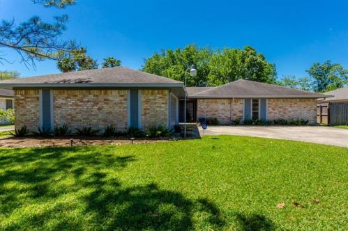 1904 Crooked Creek Ln, Pearland, TX 77581-5612