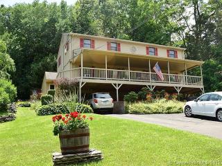 13 Spruce St, Vernon, CT 06066-3709