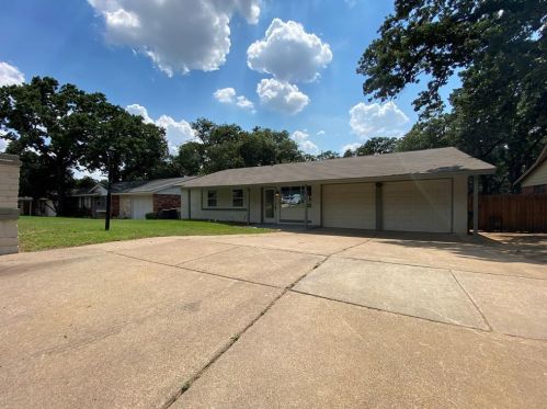 1812 Warren Ln, Fort Worth, TX 76112-4238