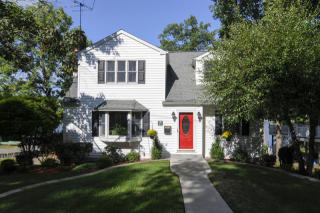 17 Lake Dr, Wayne, NJ 07470-4323