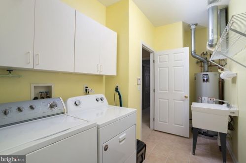 173 Meadowlark Dr, Trenton NJ  08690-3545 exterior