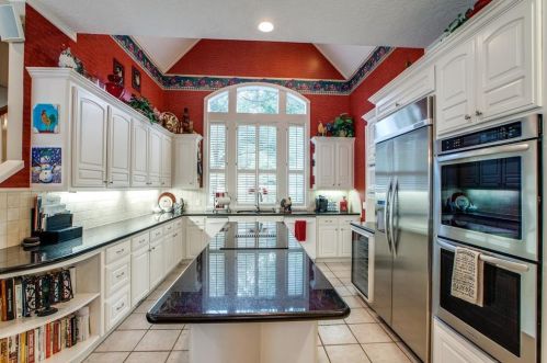 2 Wedgewood Blvd, Conroe TX  77304-1349 exterior