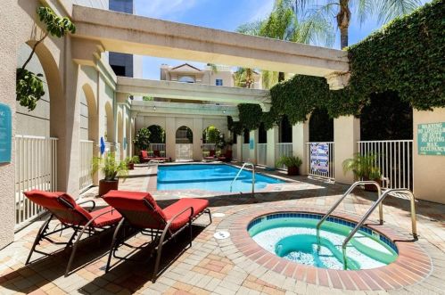 4630 Woodley Ave, Van Nuys CA  91436-2724 exterior