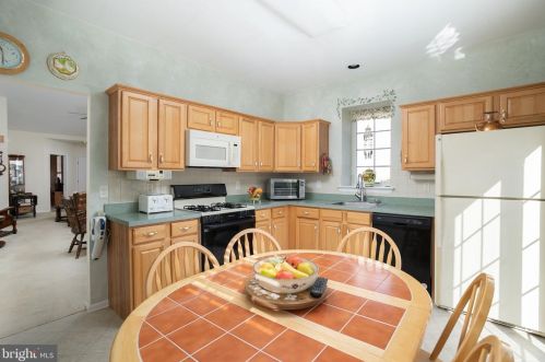 173 Meadowlark Dr, Trenton NJ  08690-3545 exterior