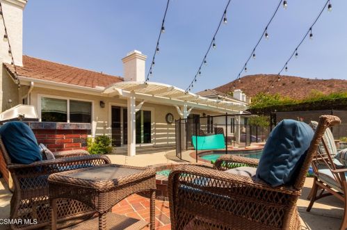 5560 Bromely Dr, Calabasas, CA 91377-4751