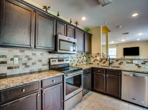 1473 Hedgewood Trl, Fort Worth TX  76112-4455 exterior