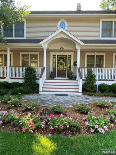 444 Hunter Rd, Ridgewood, NJ 07450-5516