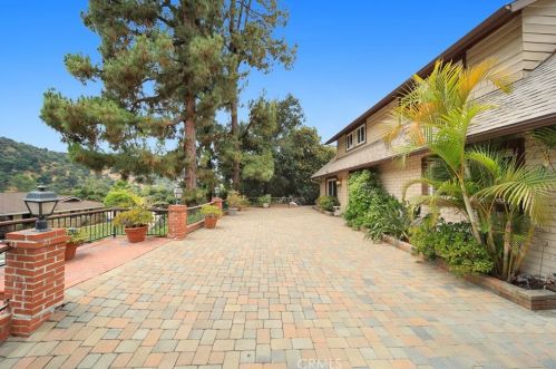 231 Sleepy Holw Dr, Glendale CA 91206-4727 exterior