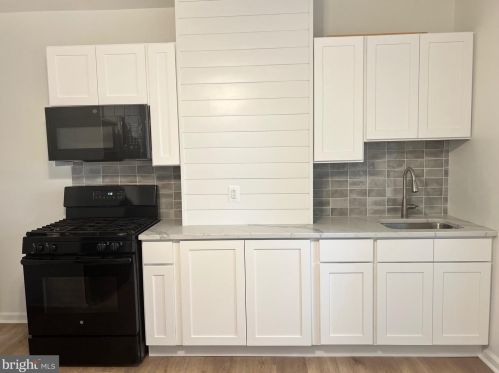 21 Sussex St, Gloucester, NJ 08030-1716