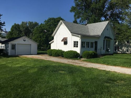 306 4th St, Ivesdale, IL 61851-9004