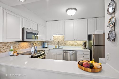 1560 Sandburg Ter, Chicago IL  60610-1313 exterior