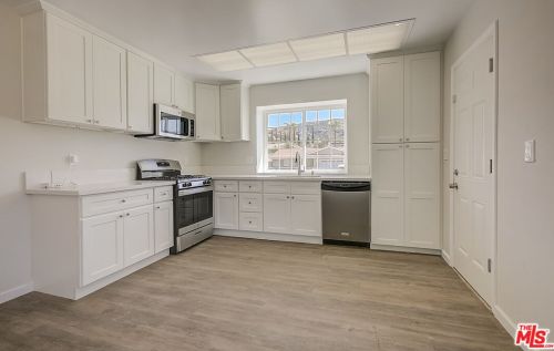6697 Charing St, Simi Valley, CA 93063-3924