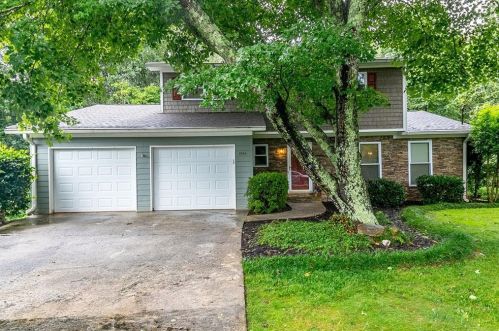 2204 Colonial Cir, Gainesville, GA 30501-1364