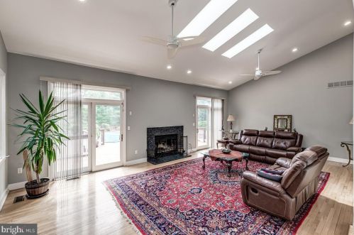 8 Tomlyn Dr, Princeton NJ  08540-4316 exterior