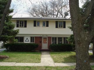 712 Parkside Ln, Bensenville, IL 60106-2021
