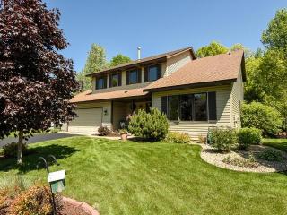 3707 Greensboro Dr, Saint Paul, MN 55123-2260