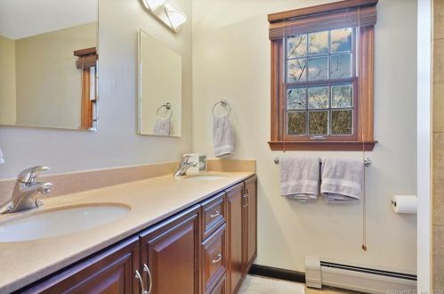 36 Laurel Dr, Upper Stepney CT  06468-1650 exterior
