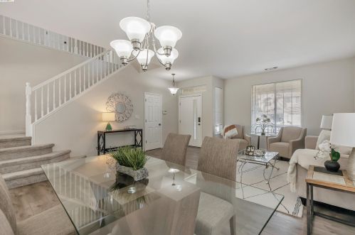 712 Wynyard Cir, Manteca, CA 95337-8572