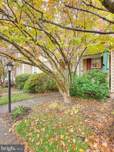 1536 Woodcrest Dr, Herndon, VA 20194-1552