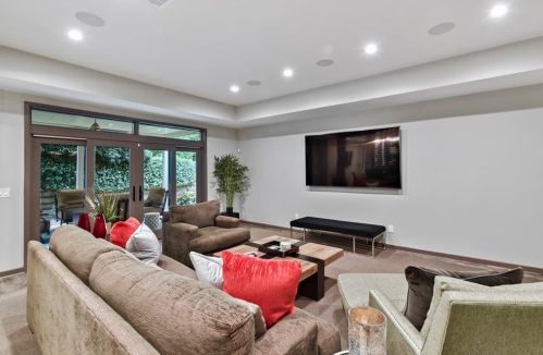 800 Lake Summit Dr, Atlanta GA  30342-1975 exterior