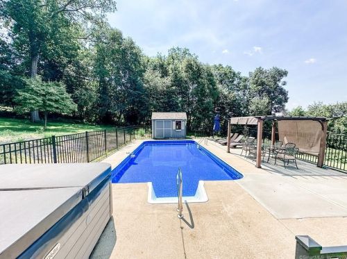 43 Upper Downs Dr, Killingly CT  06239-3220 exterior