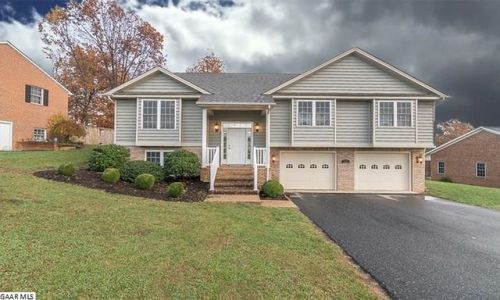 318 Yount Ave, Staunton, VA 24401-1682