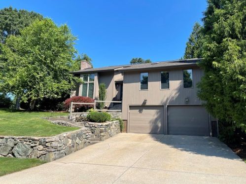 15 Raymond St, Lincoln, RI 02865-2219