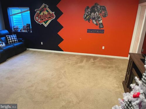 2258 Water Garden Dr, Hanover PA 17331-8319 exterior