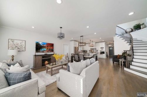 34 River Edge Rd, River Edge, NJ 07661-2442