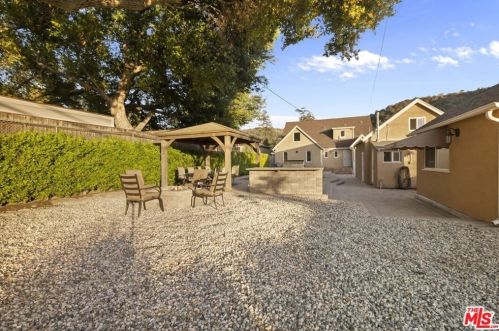 2417 Glenoaks Blvd, Glendale CA  91206-3027 exterior