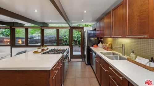 2430 Bywood Dr, Glendale CA  91206-4703 exterior