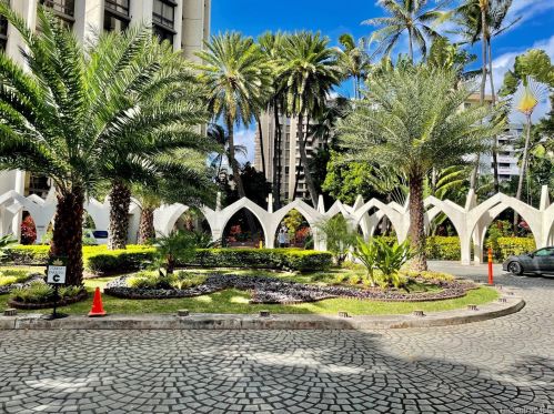 300 Wai Nani Way, Honolulu HI 96815-3961 exterior