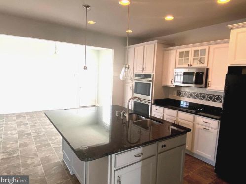 118 Un Rdg Dr, Charles Town WV 25414-4937 exterior