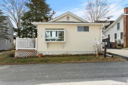 6 Center St, Niantic CT  06357-2658 exterior