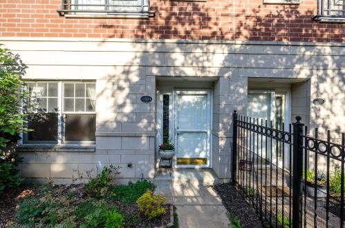 4604 Woodlawn Ave, Chicago, IL 60653-4410
