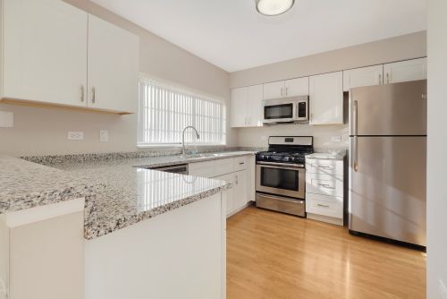 7 Carey Ln, Streamwood, IL 60107-6662