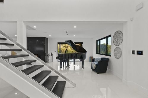2434 Delisle Ct, Glendale CA  91208-2210 exterior