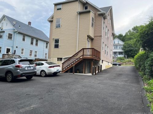 87 Kneen St, Huntington, CT 06484-3913