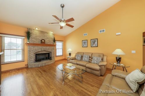 1003 Prairieview Pkwy, Pingree Grove IL  60140-8256 exterior