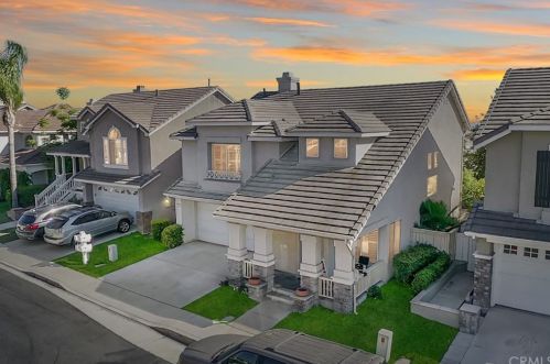 10 Carriage Dr, El Toro, CA 92610-2418