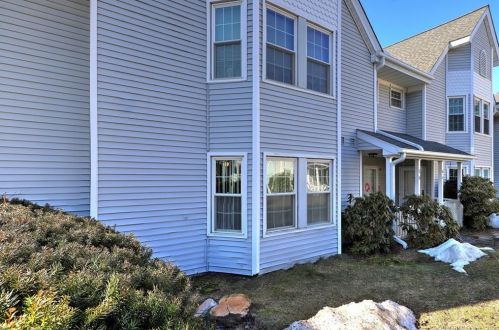 10 Greenview Ln, Milford, CT 06461-2364